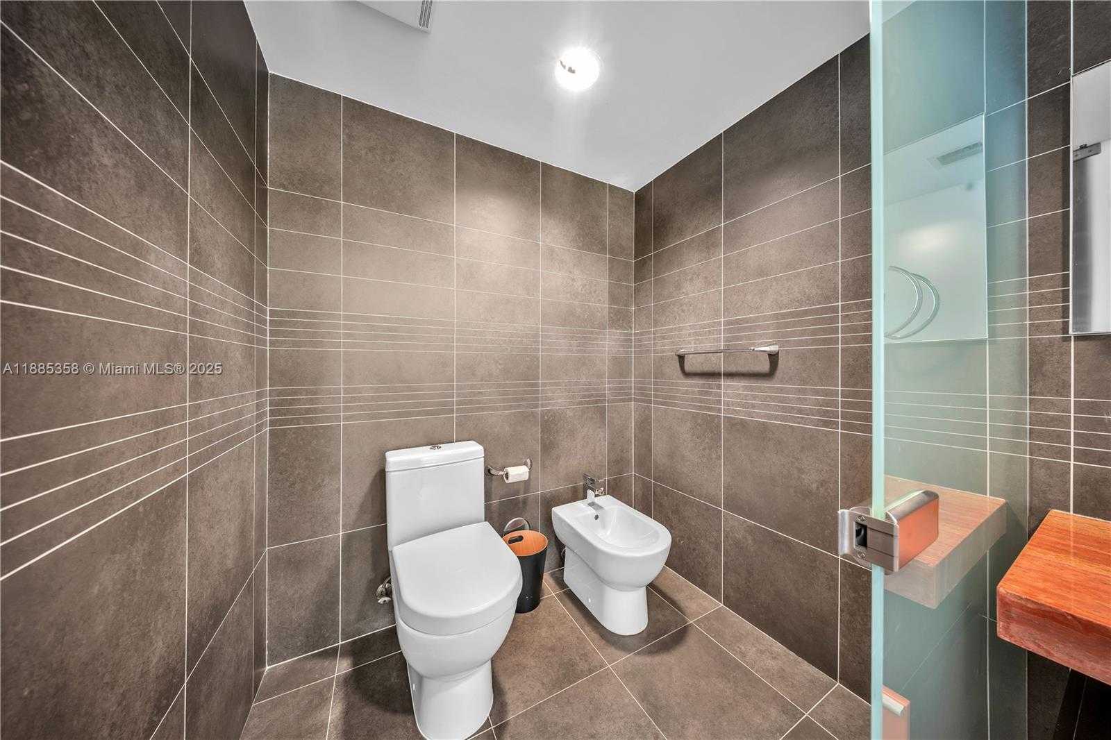 Small Image of 2155 WASHINGTON CT #402, Miami Beach Number 14