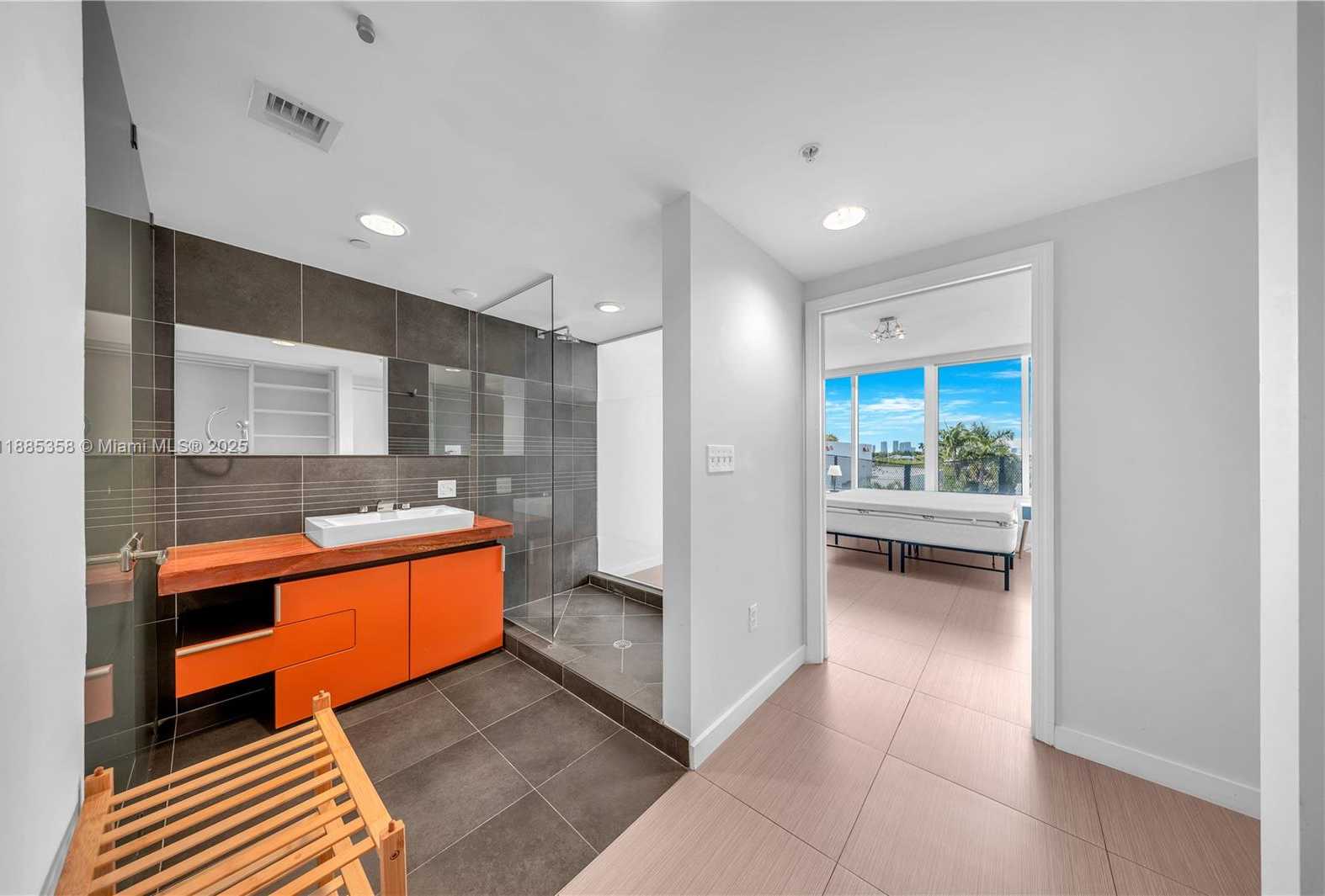 Small Image of 2155 WASHINGTON CT #402, Miami Beach Number 15