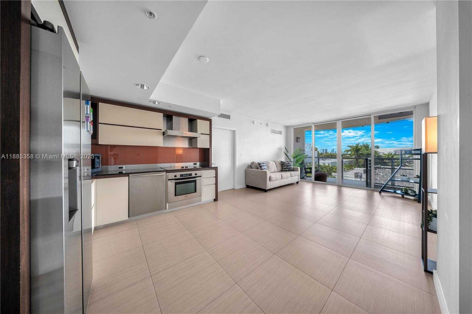 Small Image of 2155 WASHINGTON CT #402, Miami Beach Number 2