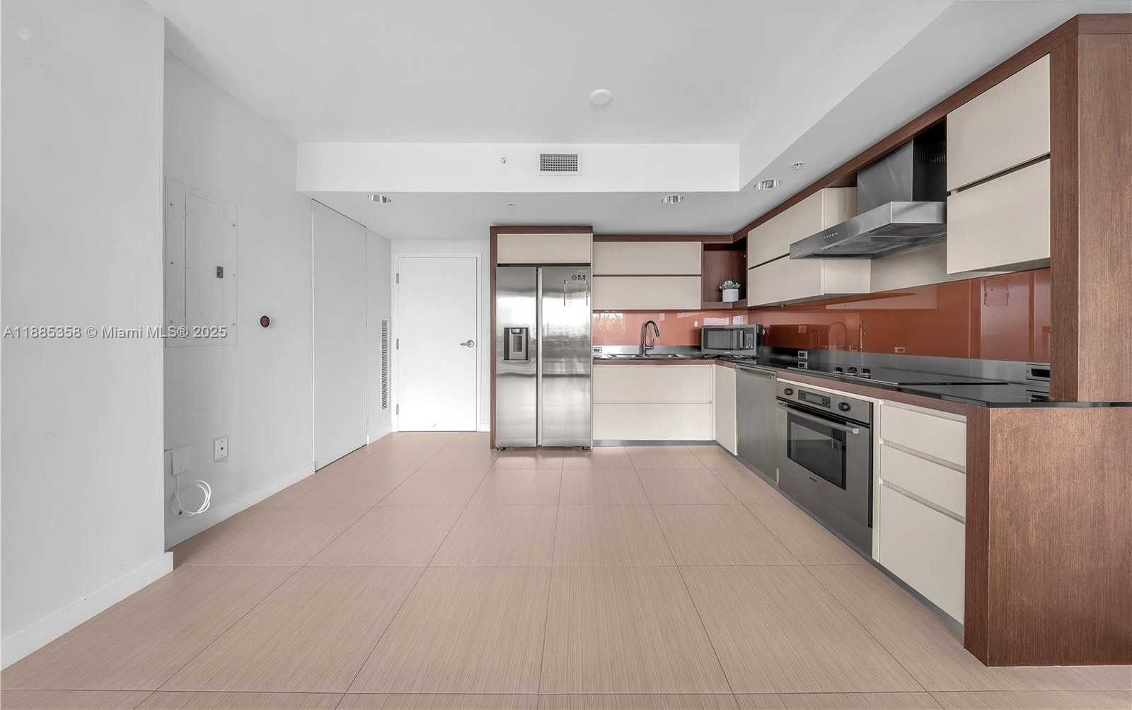 Small Image of 2155 WASHINGTON CT #402, Miami Beach Number 3