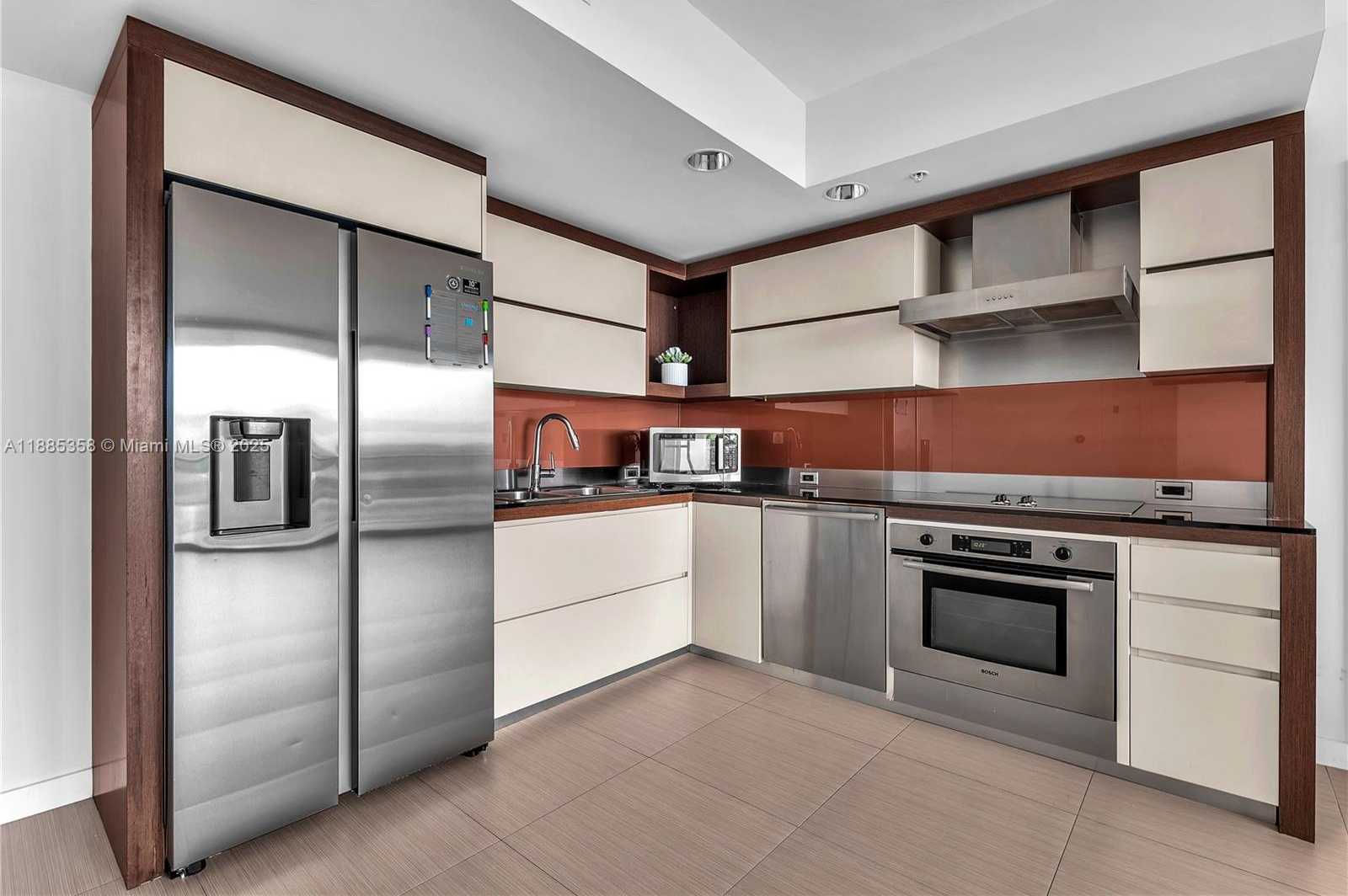 Small Image of 2155 WASHINGTON CT #402, Miami Beach Number 4
