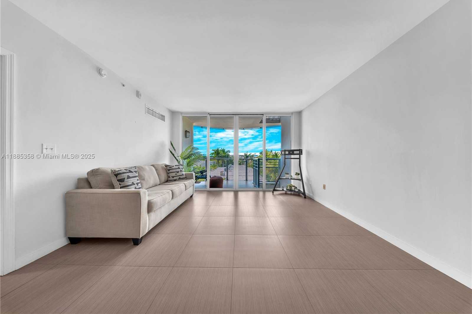 Small Image of 2155 WASHINGTON CT #402, Miami Beach Number 6