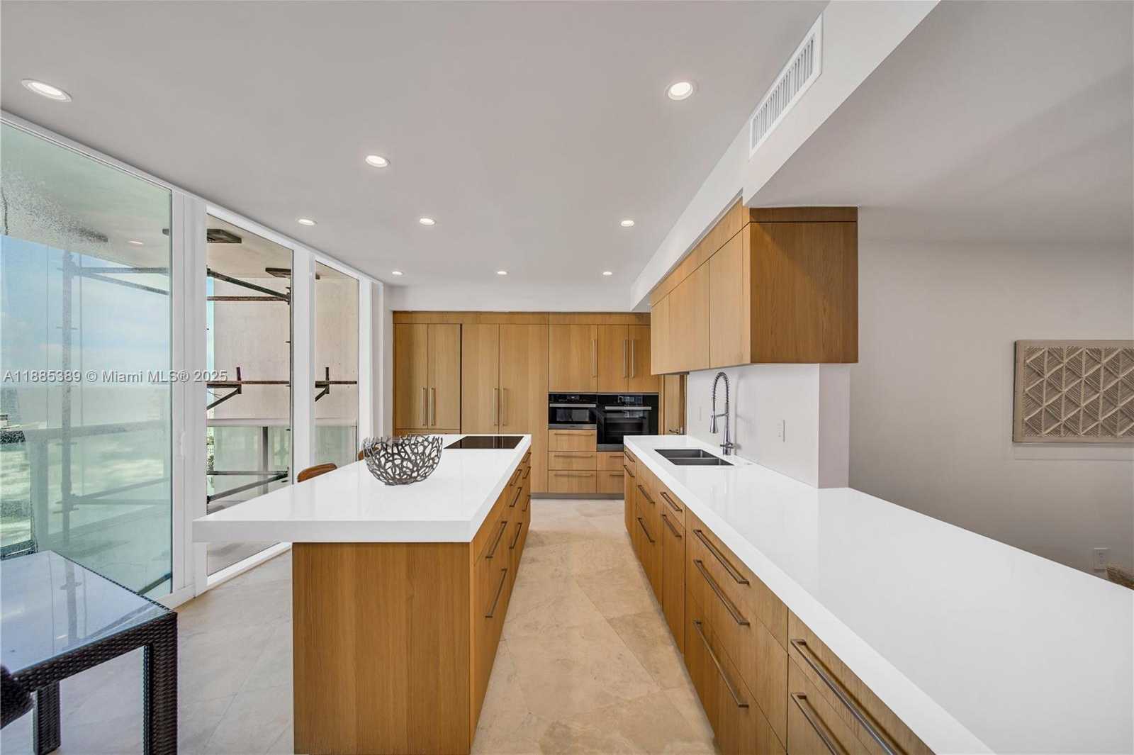 Small Image of 1000 SOUTH POINTE DR #2202, Miami Beach Number 18