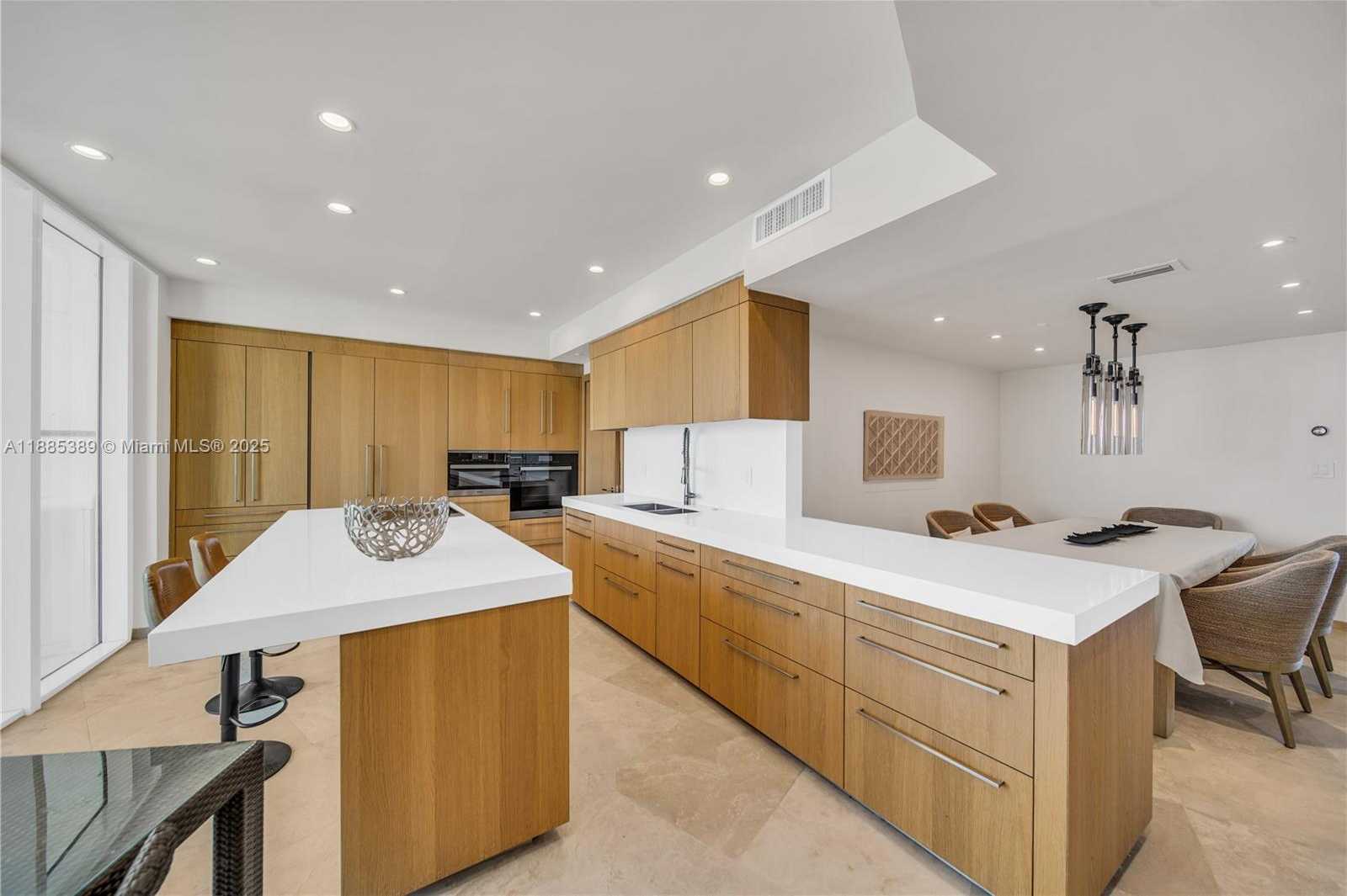 Small Image of 1000 SOUTH POINTE DR #2202, Miami Beach Number 19