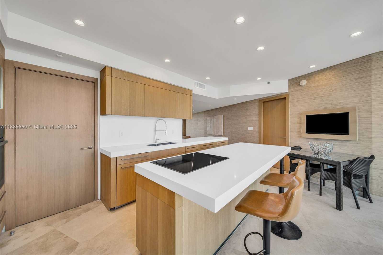 Small Image of 1000 SOUTH POINTE DR #2202, Miami Beach Number 22