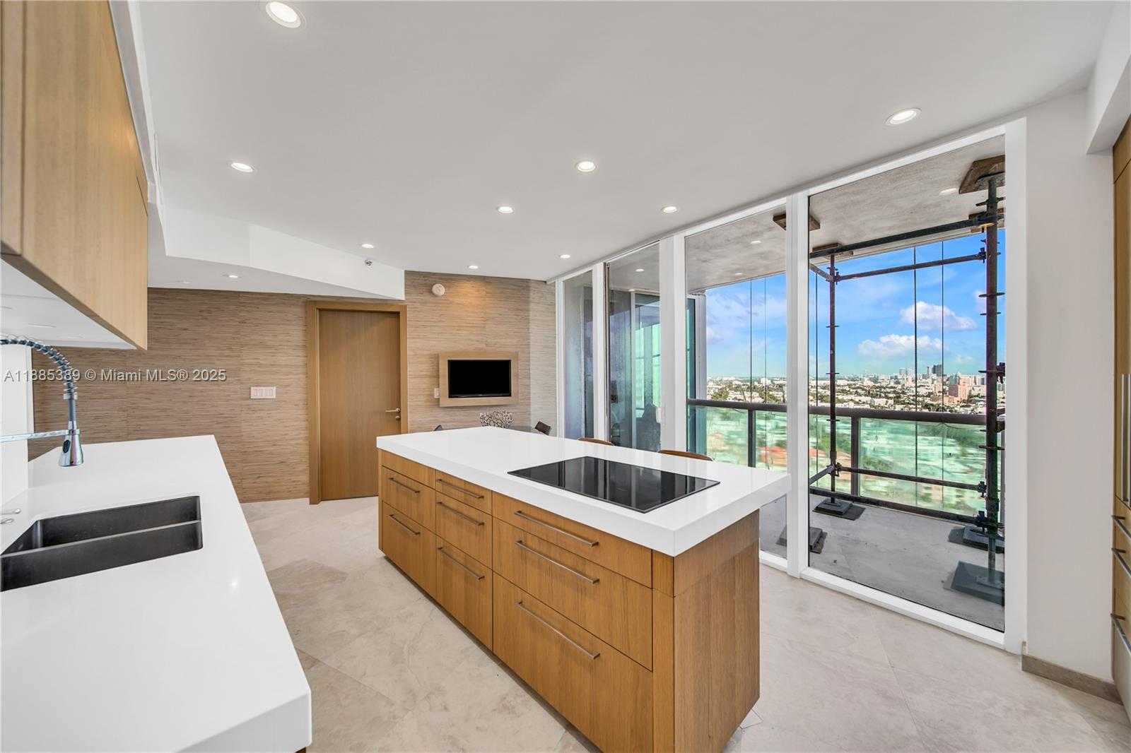 Small Image of 1000 SOUTH POINTE DR #2202, Miami Beach Number 23