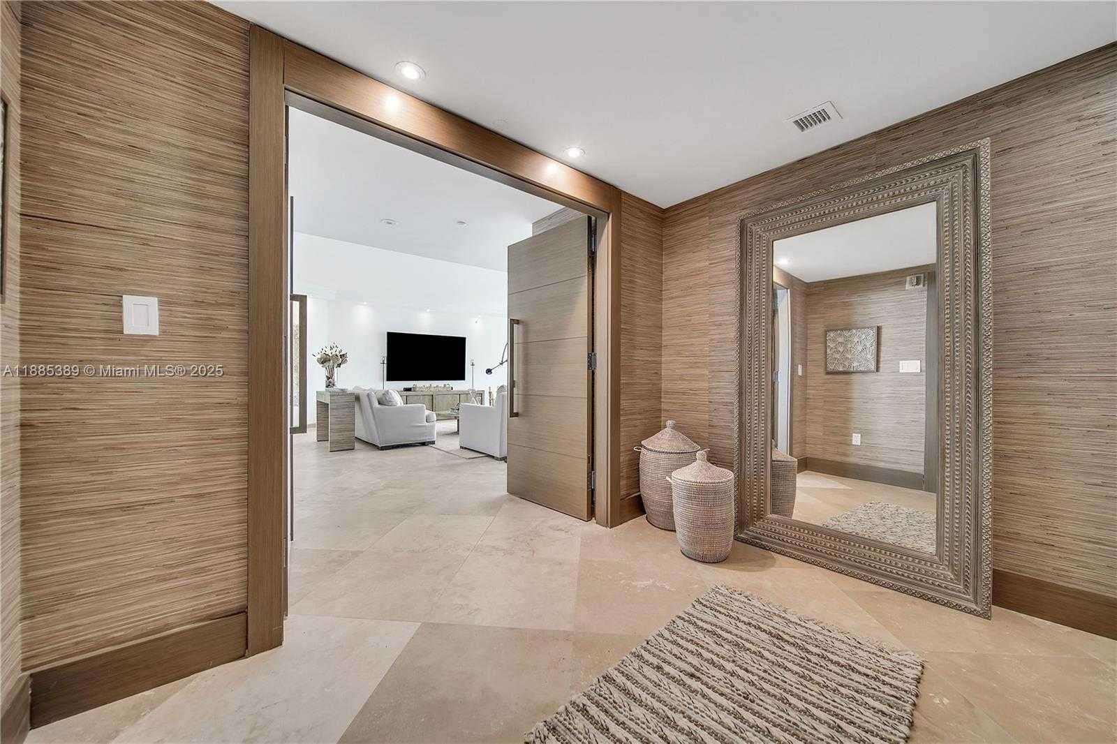Small Image of 1000 SOUTH POINTE DR #2202, Miami Beach Number 8