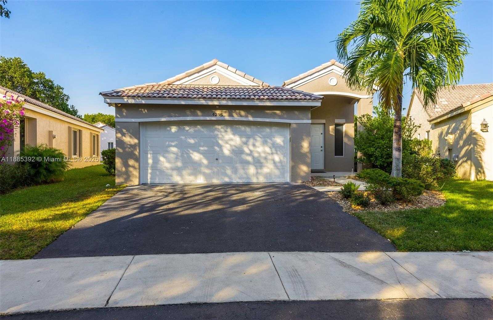 Small Image of 4295 GREENBRIAR LN, Weston Number 2