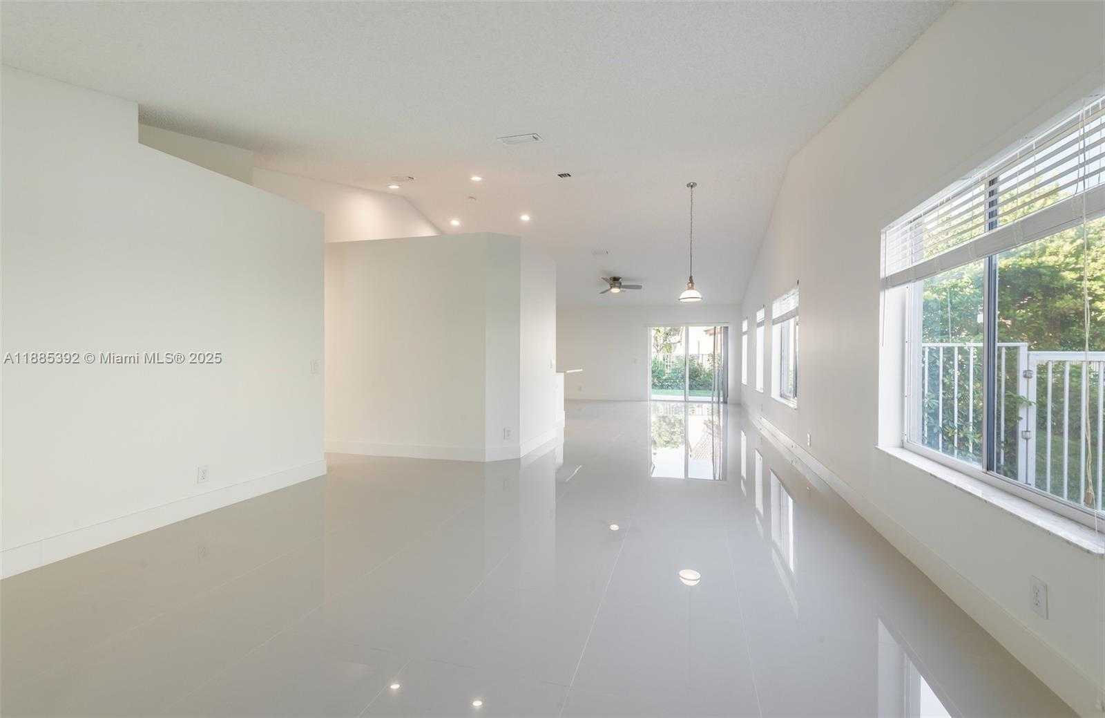Small Image of 4295 GREENBRIAR LN, Weston Number 5