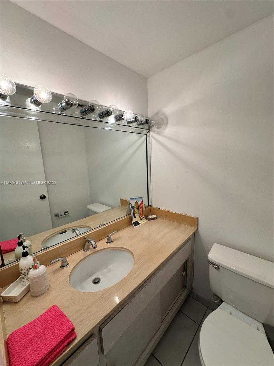 Small Image of 300 BAYVIEW DR #1209, Sunny Isles Beach Number 10