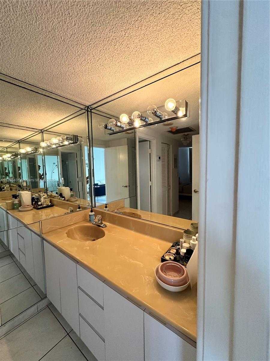 Small Image of 300 BAYVIEW DR #1209, Sunny Isles Beach Number 15