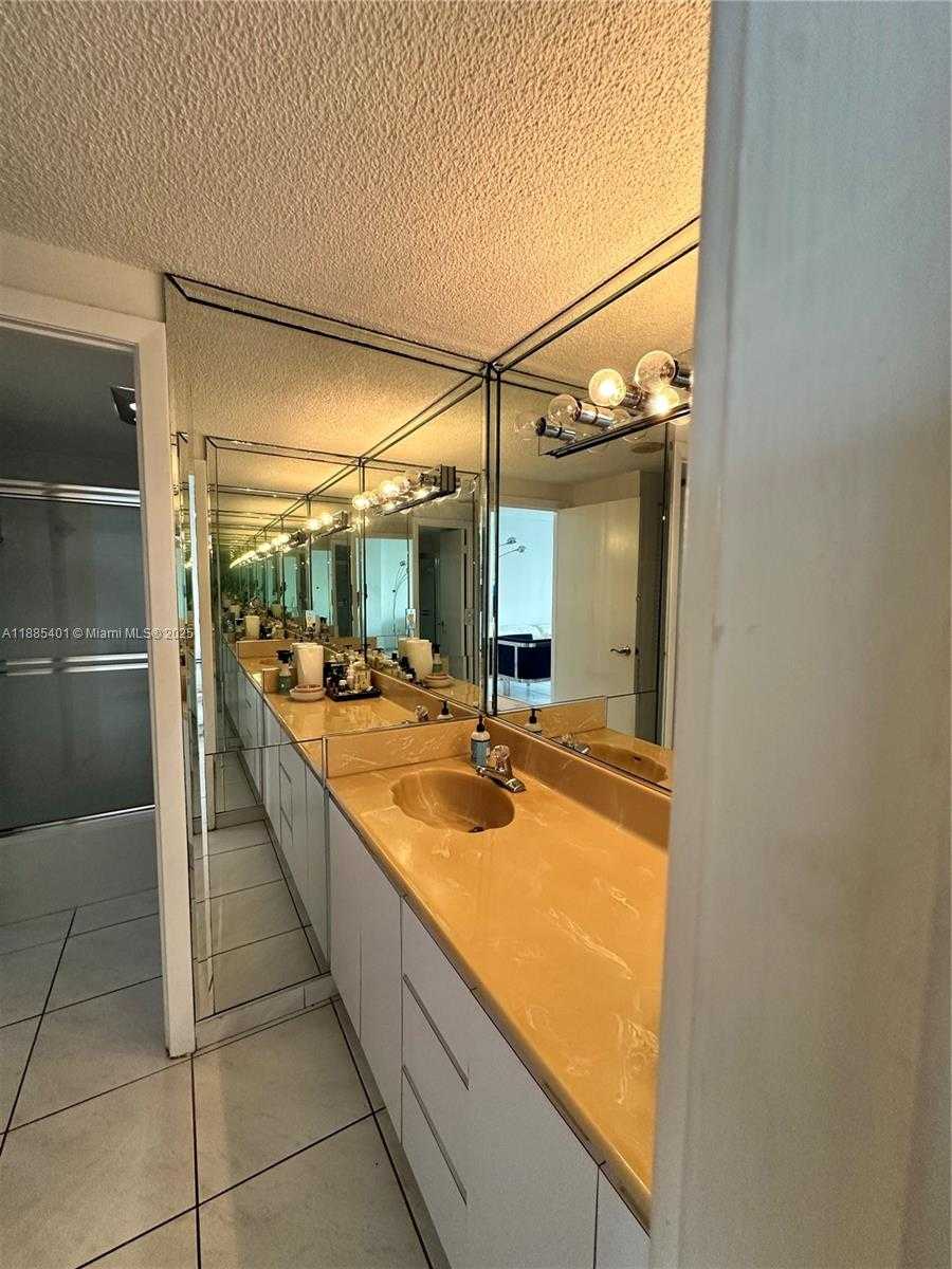 Small Image of 300 BAYVIEW DR #1209, Sunny Isles Beach Number 16