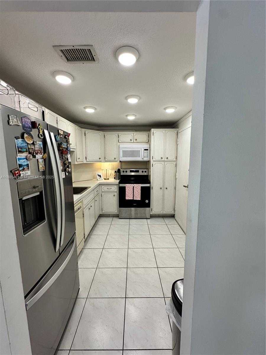 Small Image of 300 BAYVIEW DR #1209, Sunny Isles Beach Number 2