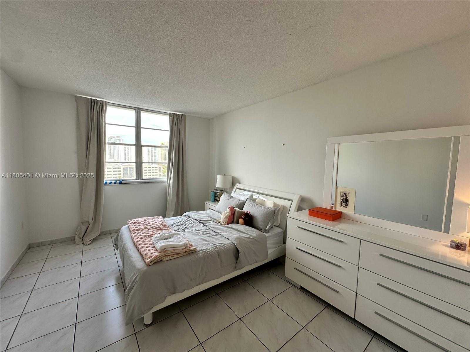 Small Image of 300 BAYVIEW DR #1209, Sunny Isles Beach Number 27