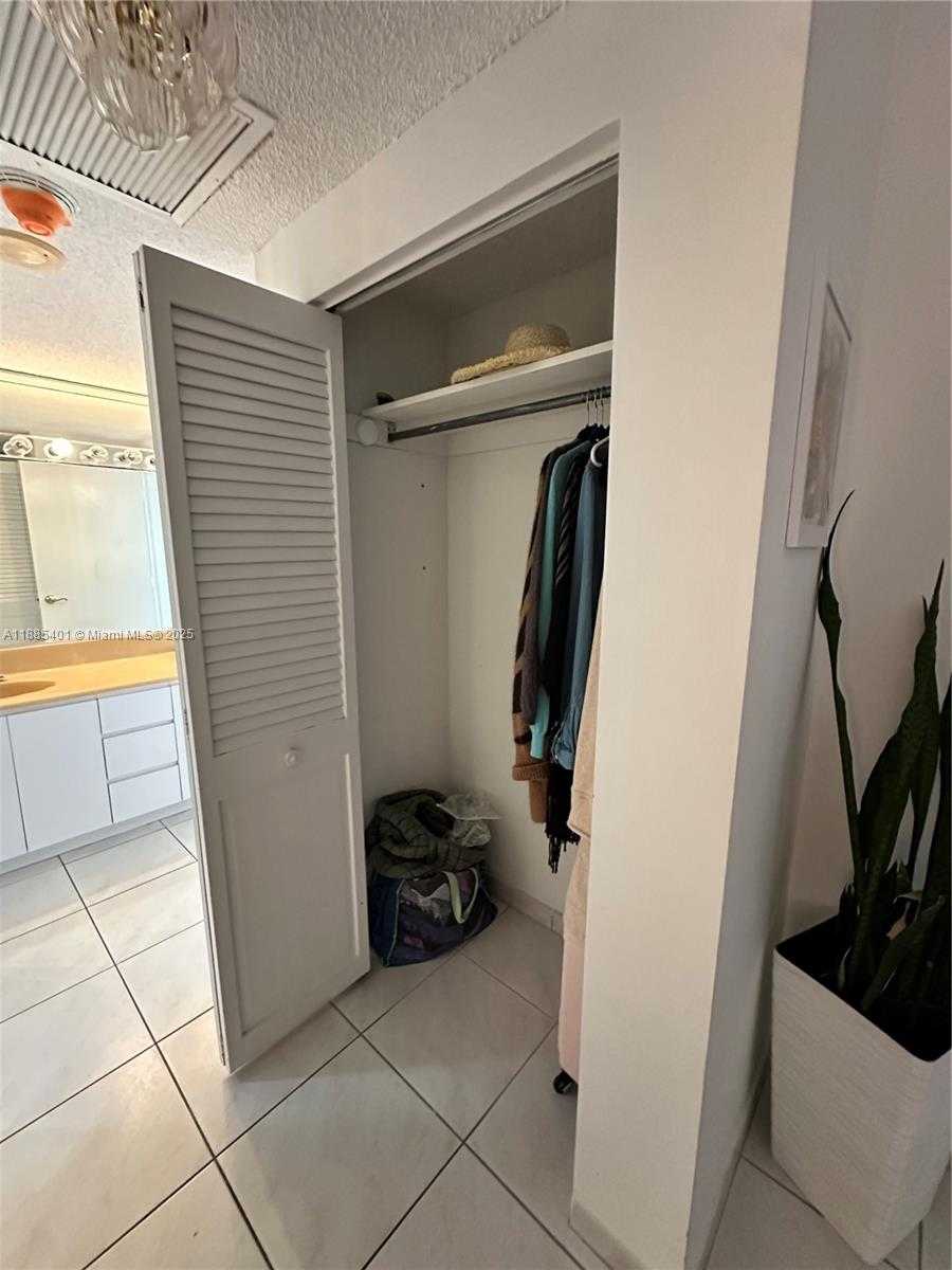 Small Image of 300 BAYVIEW DR #1209, Sunny Isles Beach Number 29