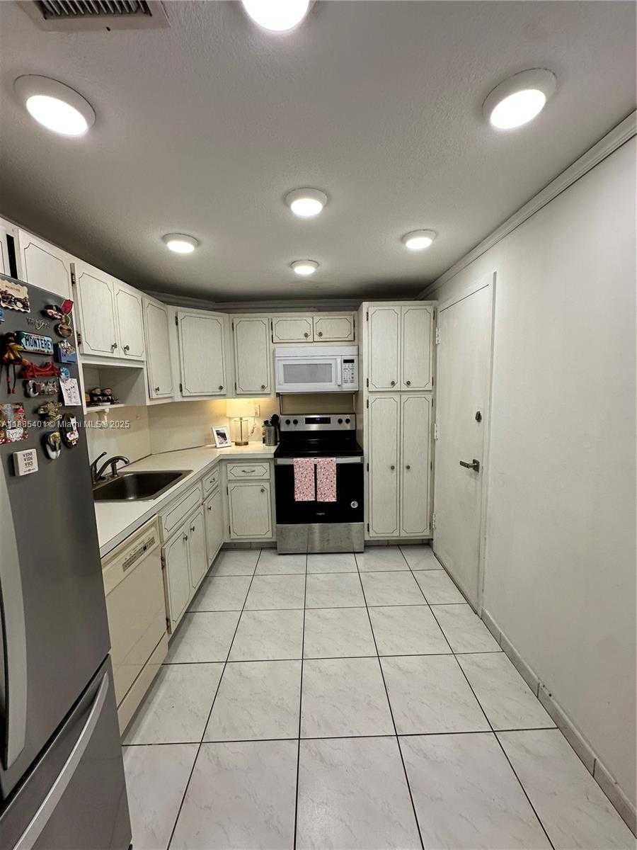 Small Image of 300 BAYVIEW DR #1209, Sunny Isles Beach Number 3