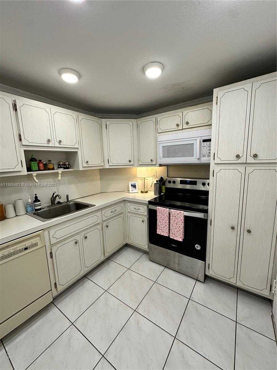 Small Image of 300 BAYVIEW DR #1209, Sunny Isles Beach Number 4