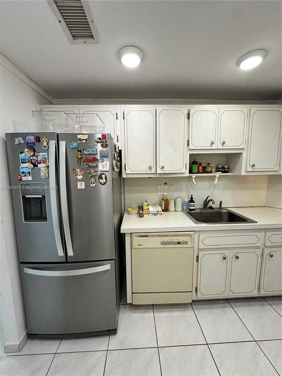 Small Image of 300 BAYVIEW DR #1209, Sunny Isles Beach Number 5