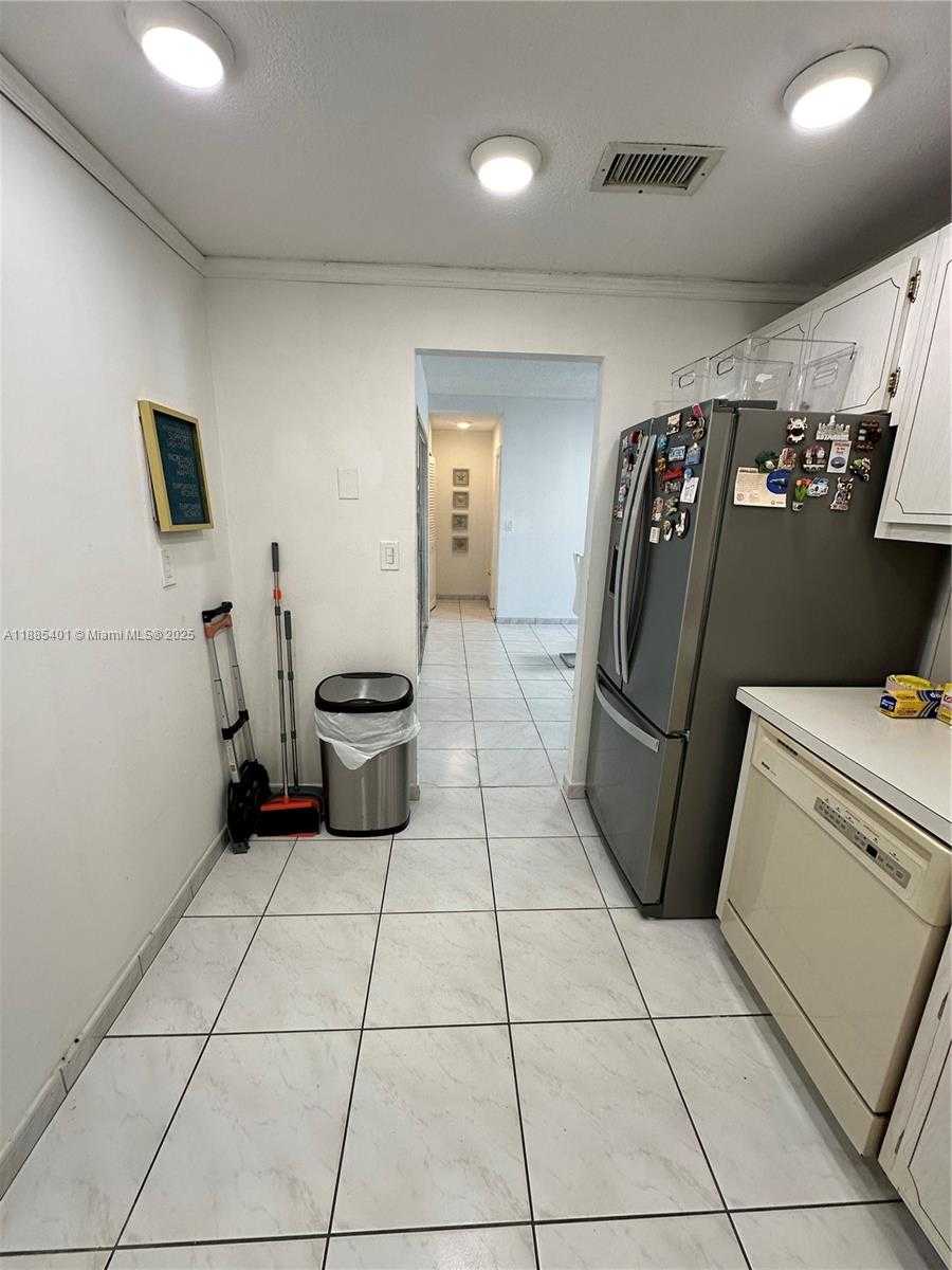 Small Image of 300 BAYVIEW DR #1209, Sunny Isles Beach Number 6