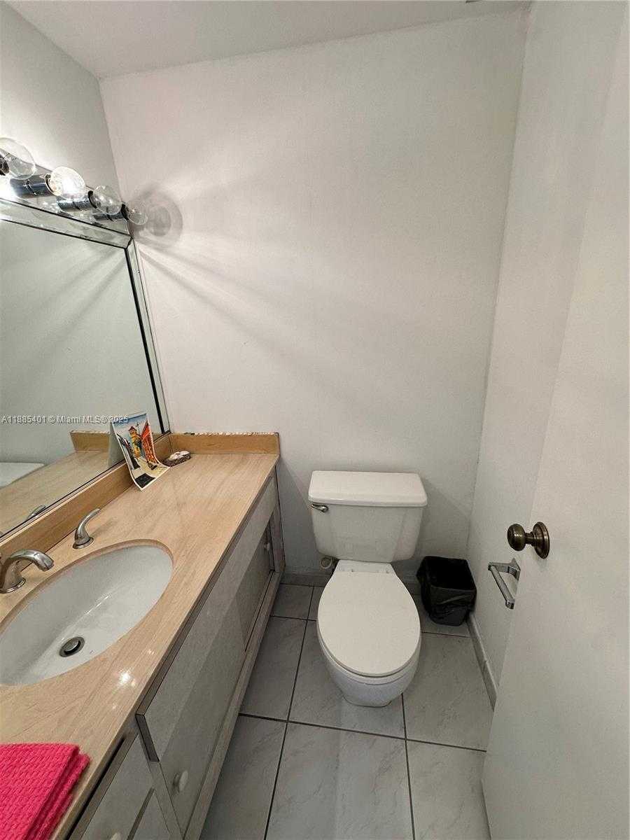 Small Image of 300 BAYVIEW DR #1209, Sunny Isles Beach Number 9