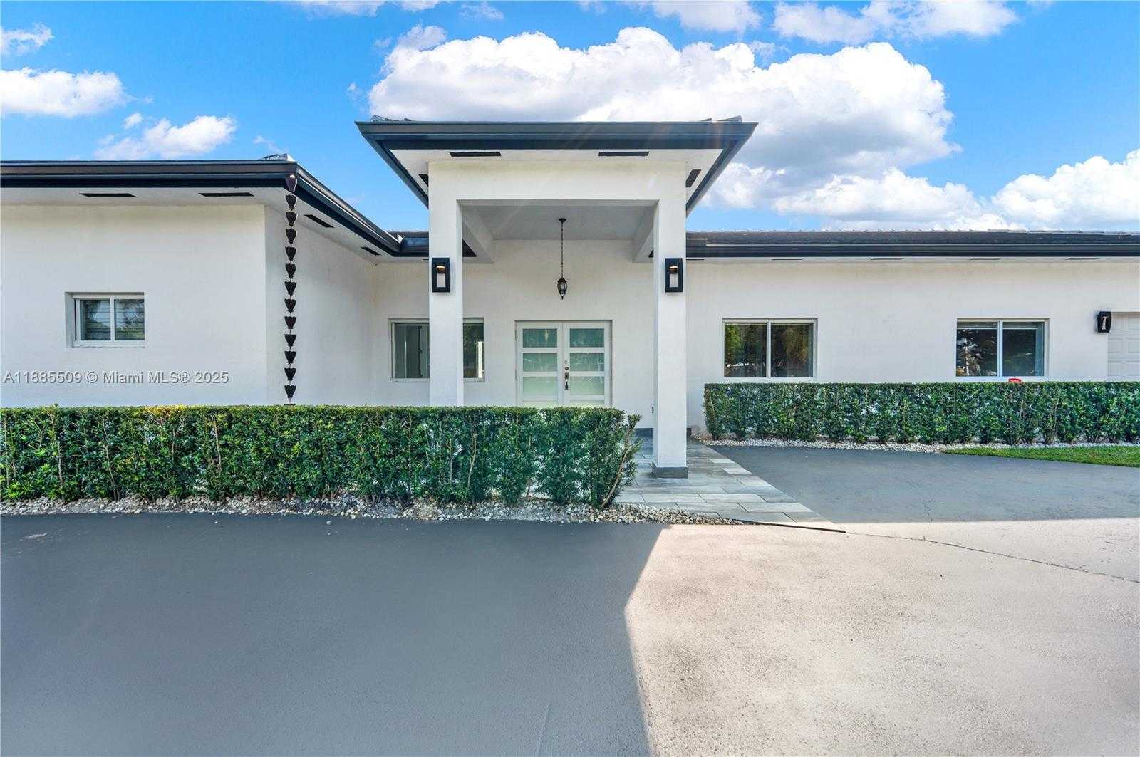 Small Image of 11921 SOUTH WEST 82ND RD, Miami Number 2