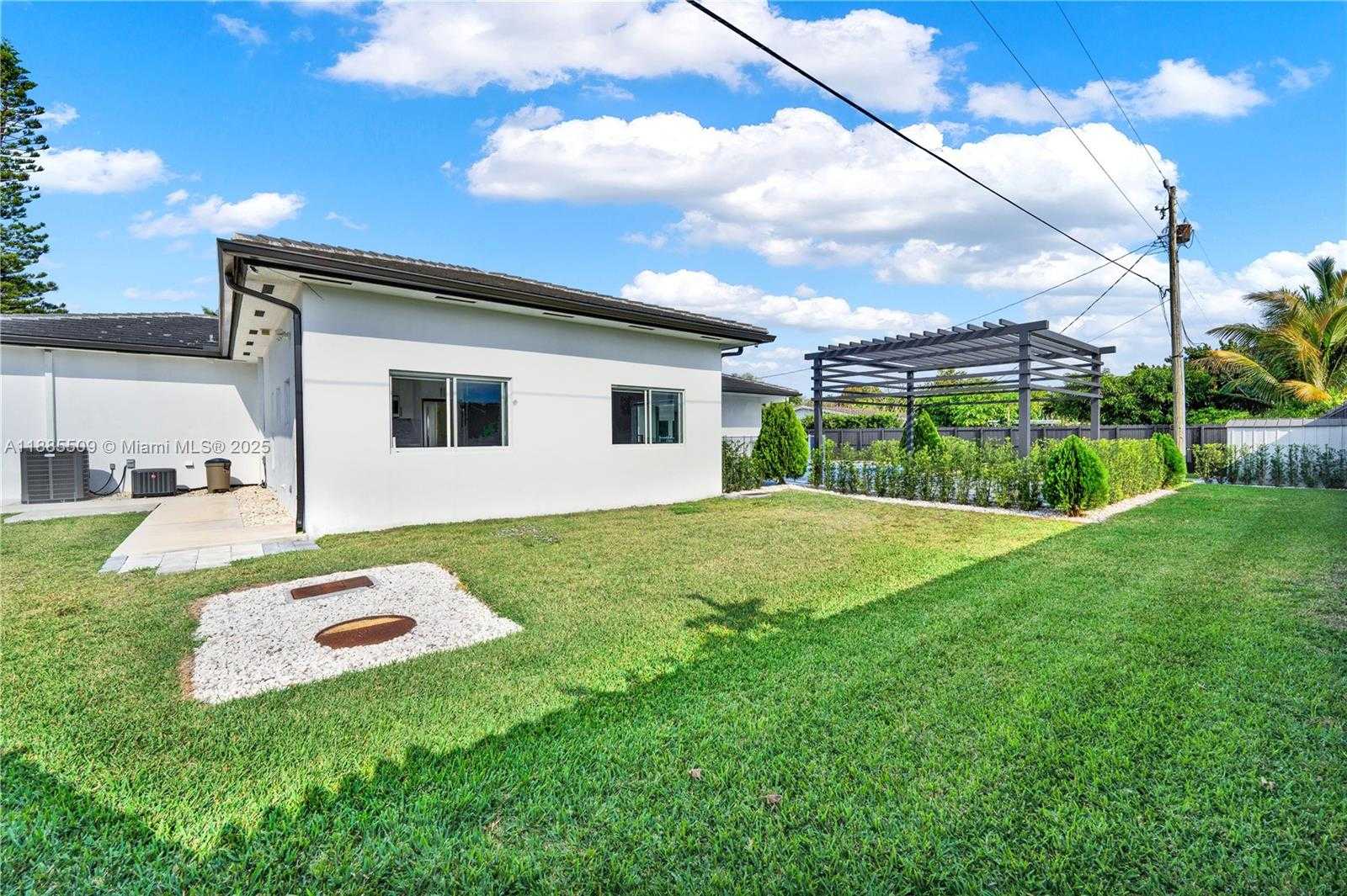 Small Image of 11921 SOUTH WEST 82ND RD, Miami Number 25