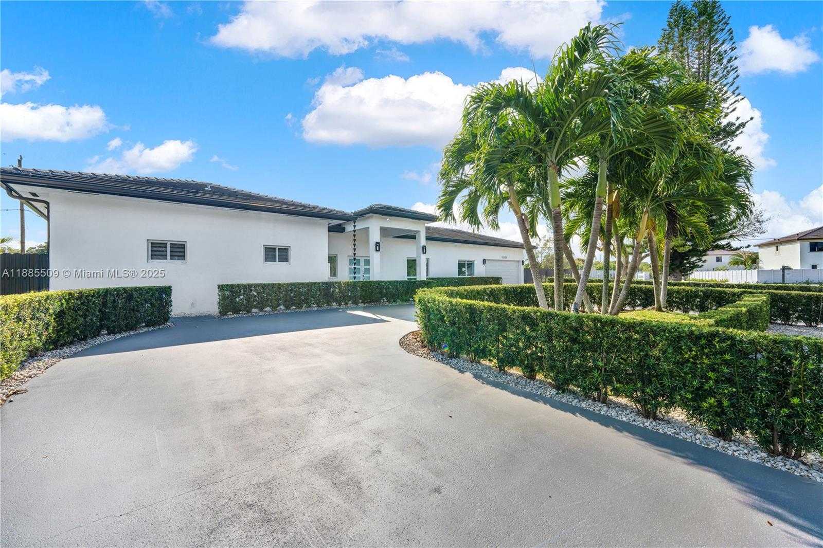 Small Image of 11921 SOUTH WEST 82ND RD, Miami Number 3