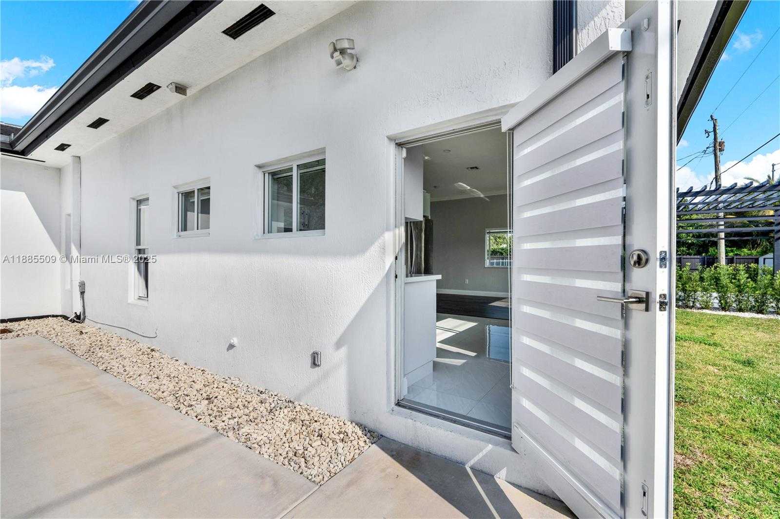 Small Image of 11921 SOUTH WEST 82ND RD, Miami Number 32