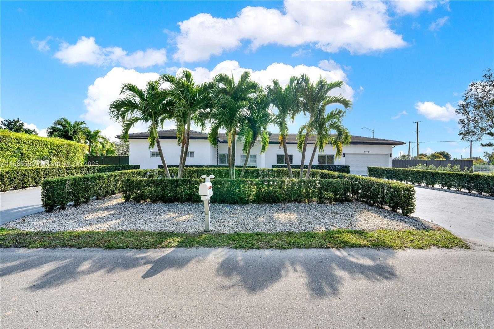 Small Image of 11921 SOUTH WEST 82ND RD, Miami Number 38