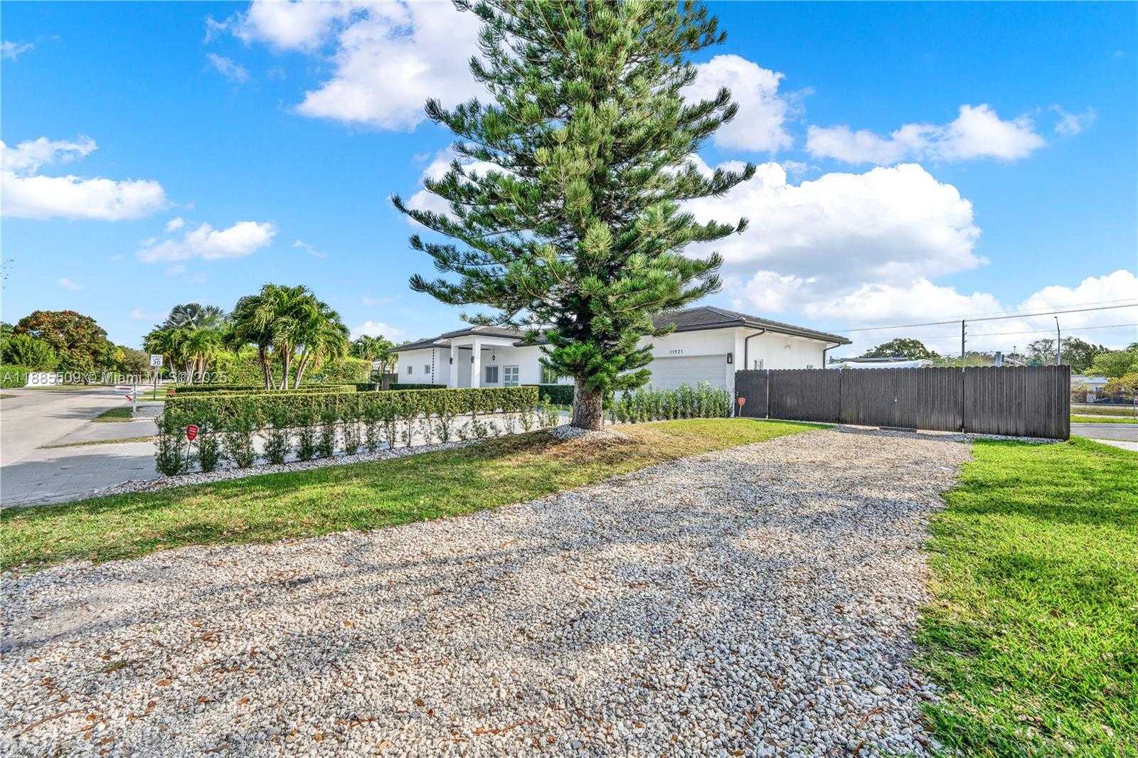 Small Image of 11921 SOUTH WEST 82ND RD, Miami Number 4
