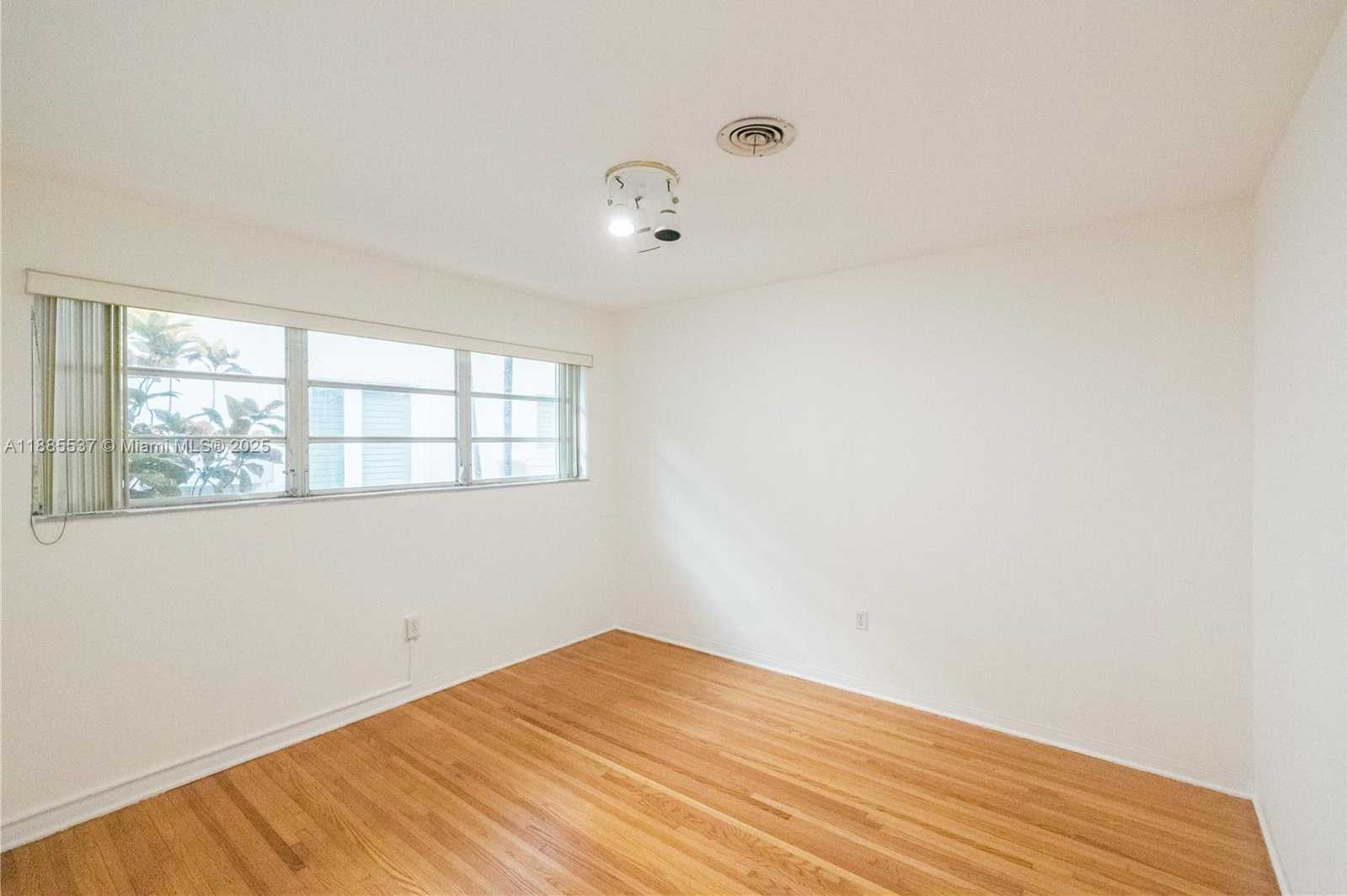 Small Image of 5600 SAN VICENTE ST, Coral Gables Number 15