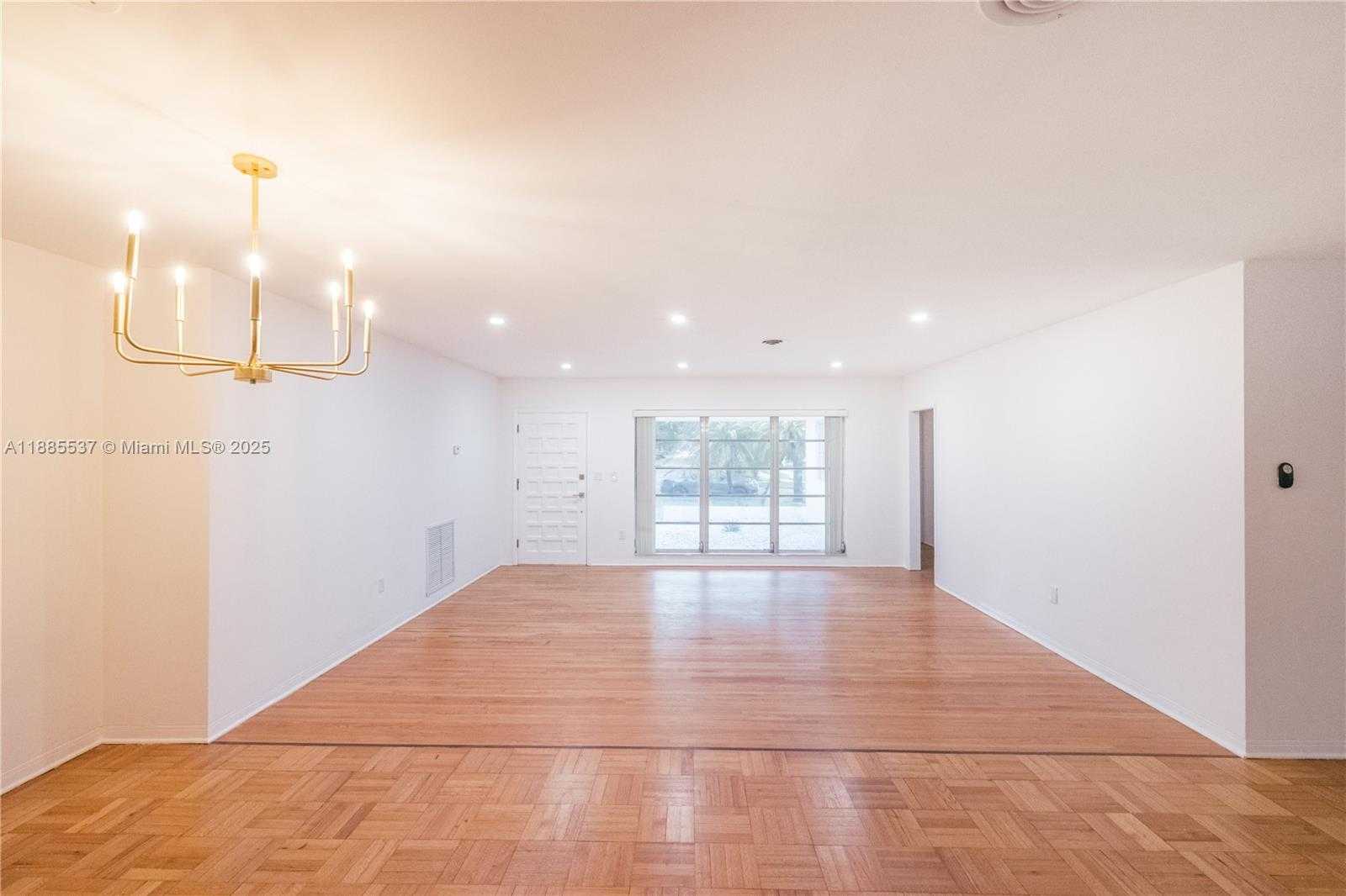 Small Image of 5600 SAN VICENTE ST, Coral Gables Number 4