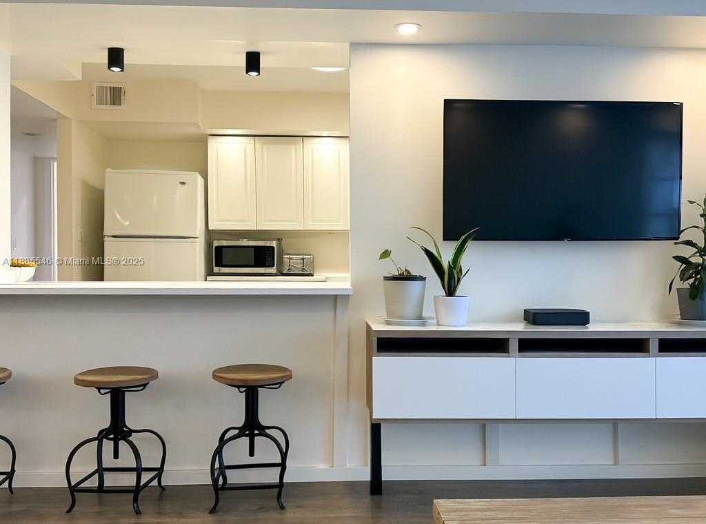 Small Image of 2001 ATLANTIC SHORES BLVD #510, Hallandale Beach Number 5