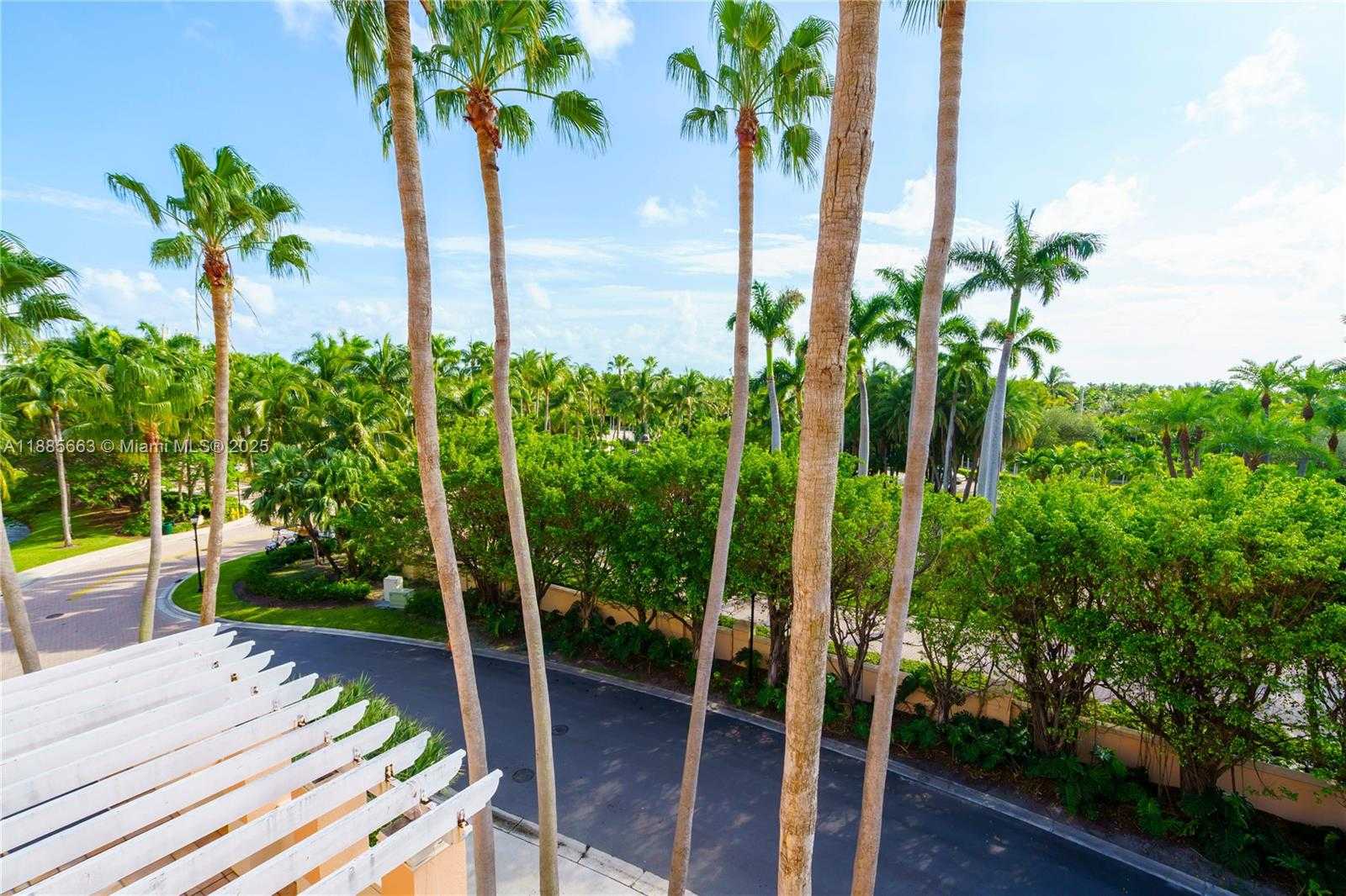 Small Image of 737 CRANDON BLVD #PH-1, Key Biscayne Number 31