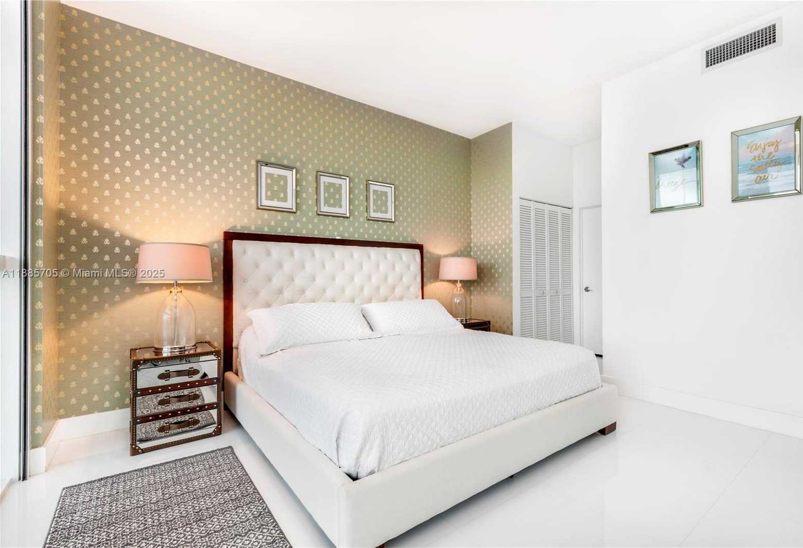 Small Image of 244 BISCAYNE BLVD #4604, Miami Number 17