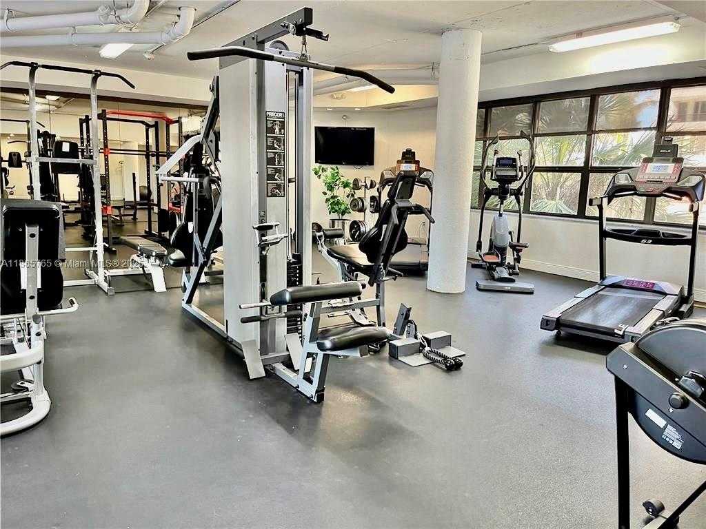Small Image of 6423 COLLINS AVE #207, Miami Beach Number 4