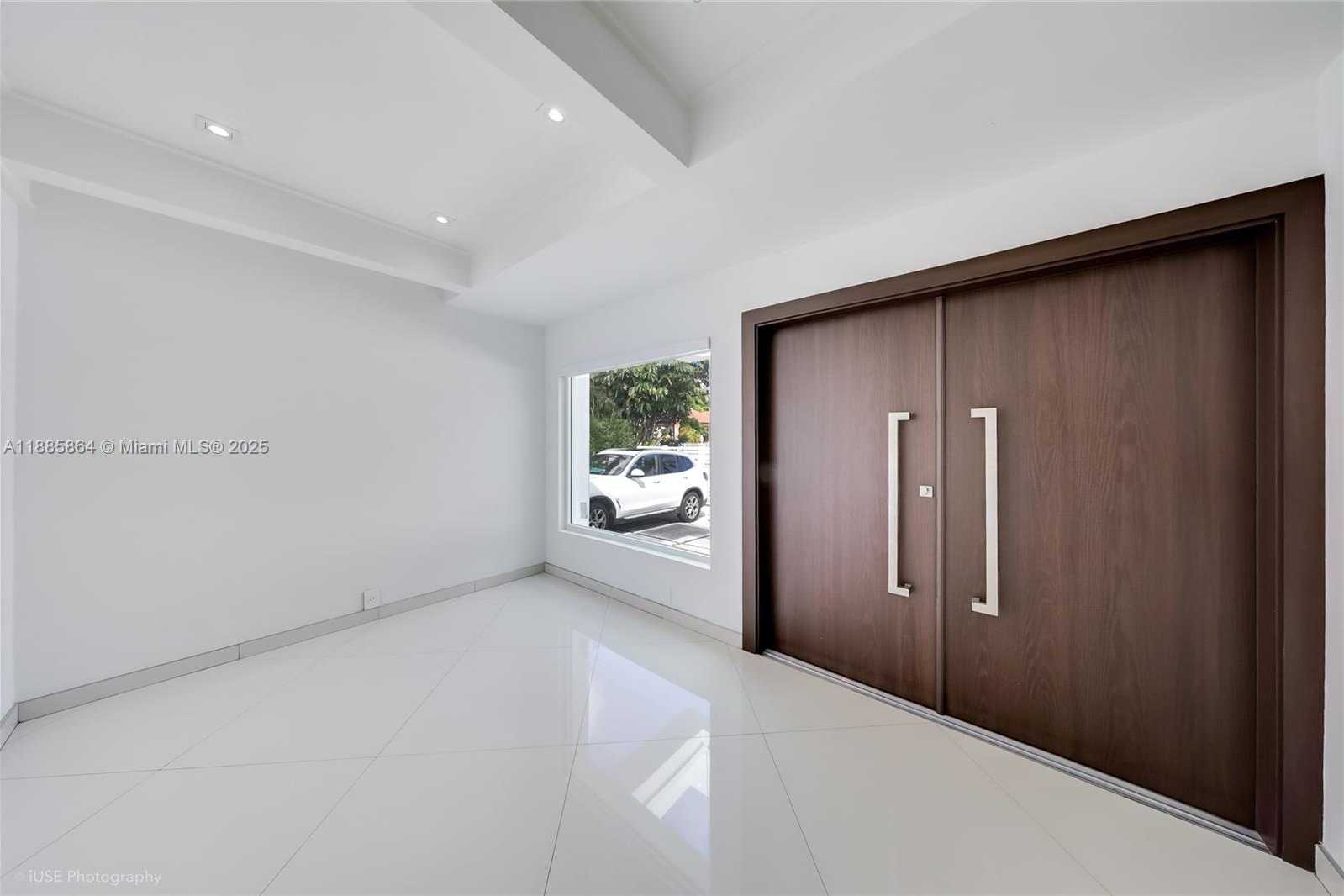 Small Image of 850 NORTH VENETIAN DR, Miami Number 15