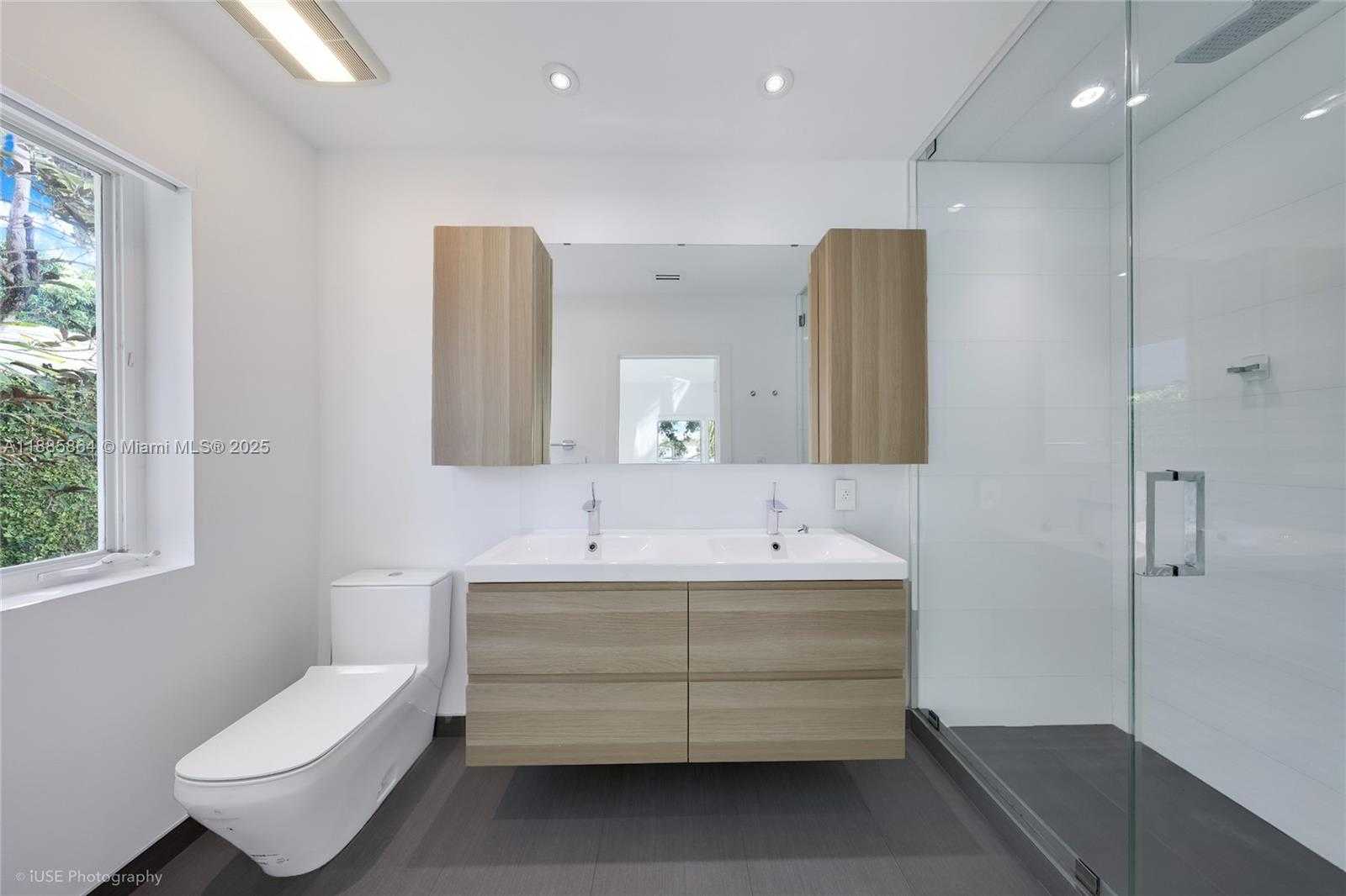 Small Image of 850 NORTH VENETIAN DR, Miami Number 17