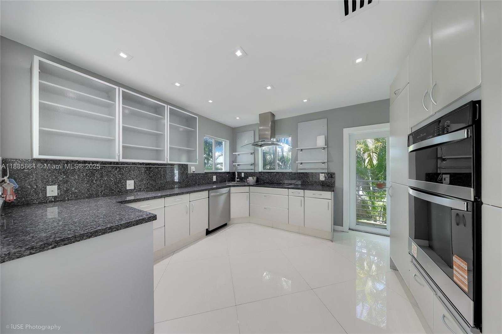Small Image of 850 NORTH VENETIAN DR, Miami Number 18