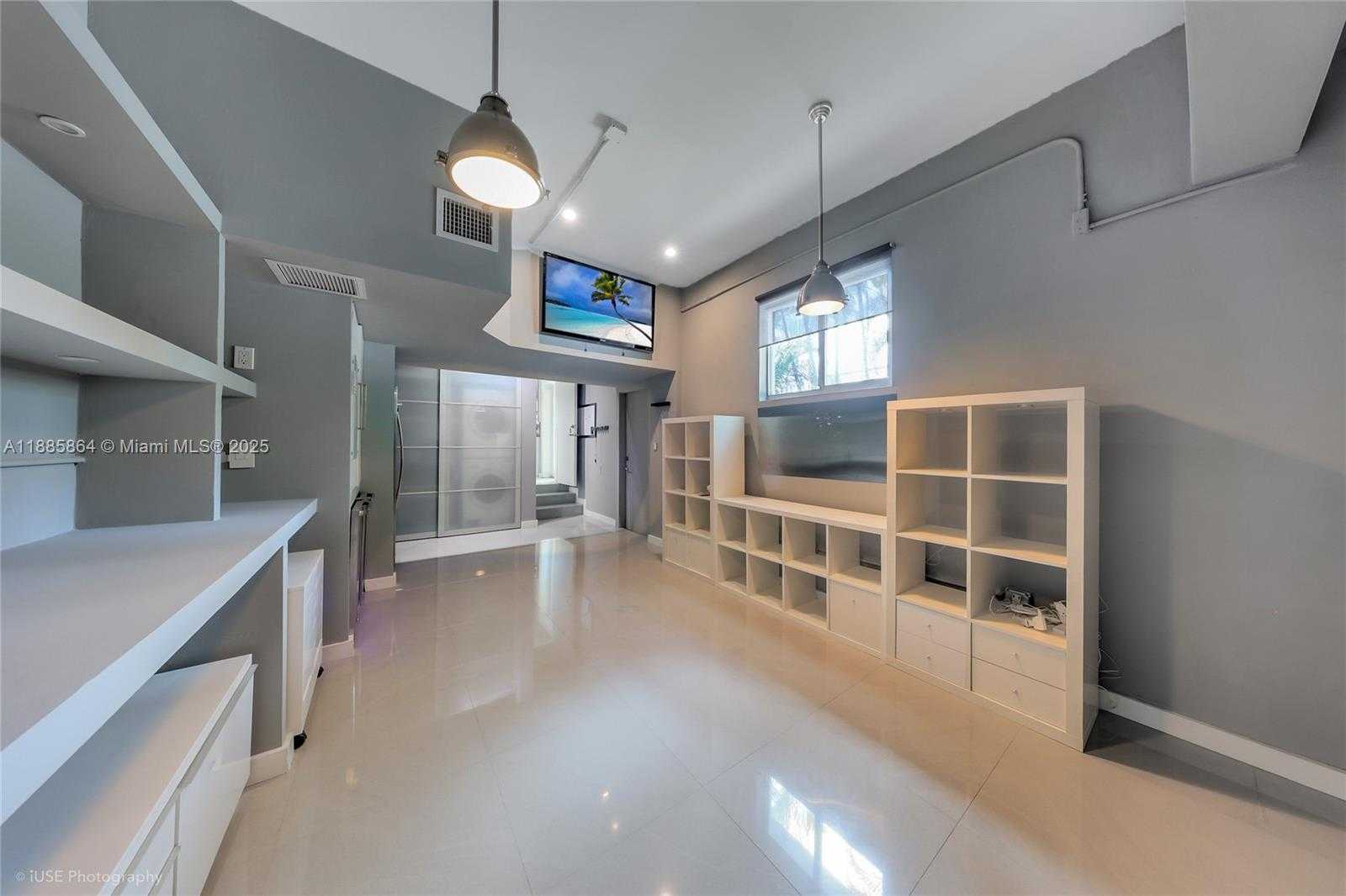 Small Image of 850 NORTH VENETIAN DR, Miami Number 19