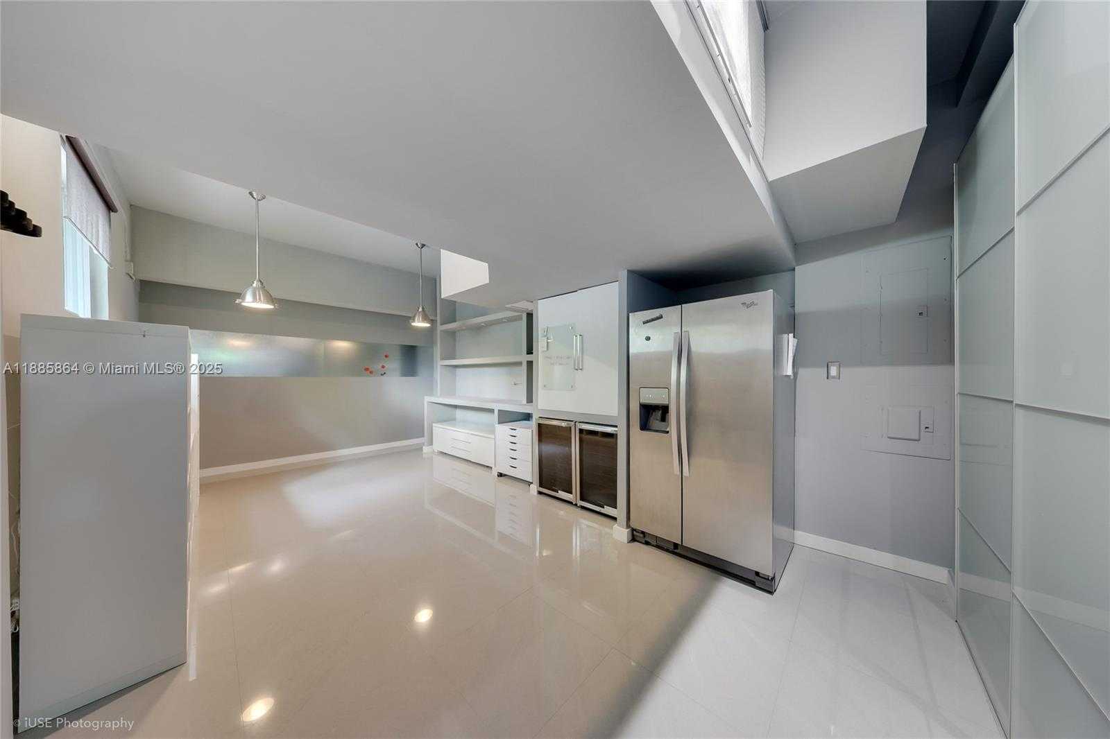 Small Image of 850 NORTH VENETIAN DR, Miami Number 20