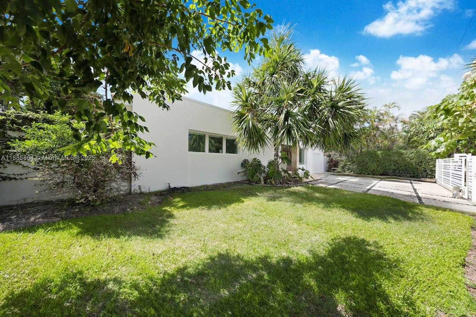 Small Image of 850 NORTH VENETIAN DR, Miami Number 23