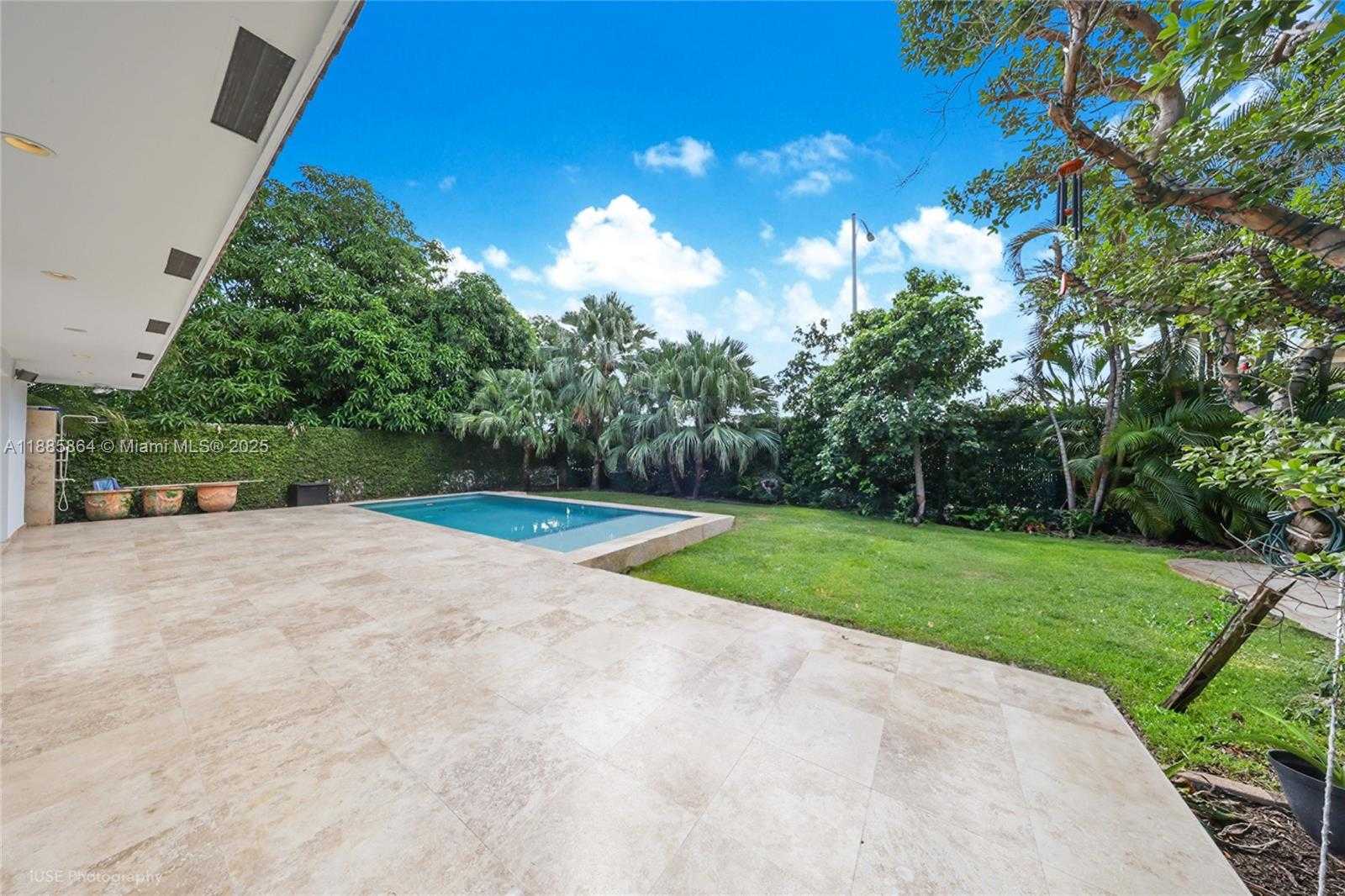 Small Image of 850 NORTH VENETIAN DR, Miami Number 24