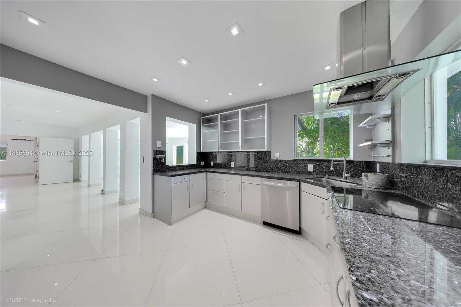 Small Image of 850 NORTH VENETIAN DR, Miami Number 4
