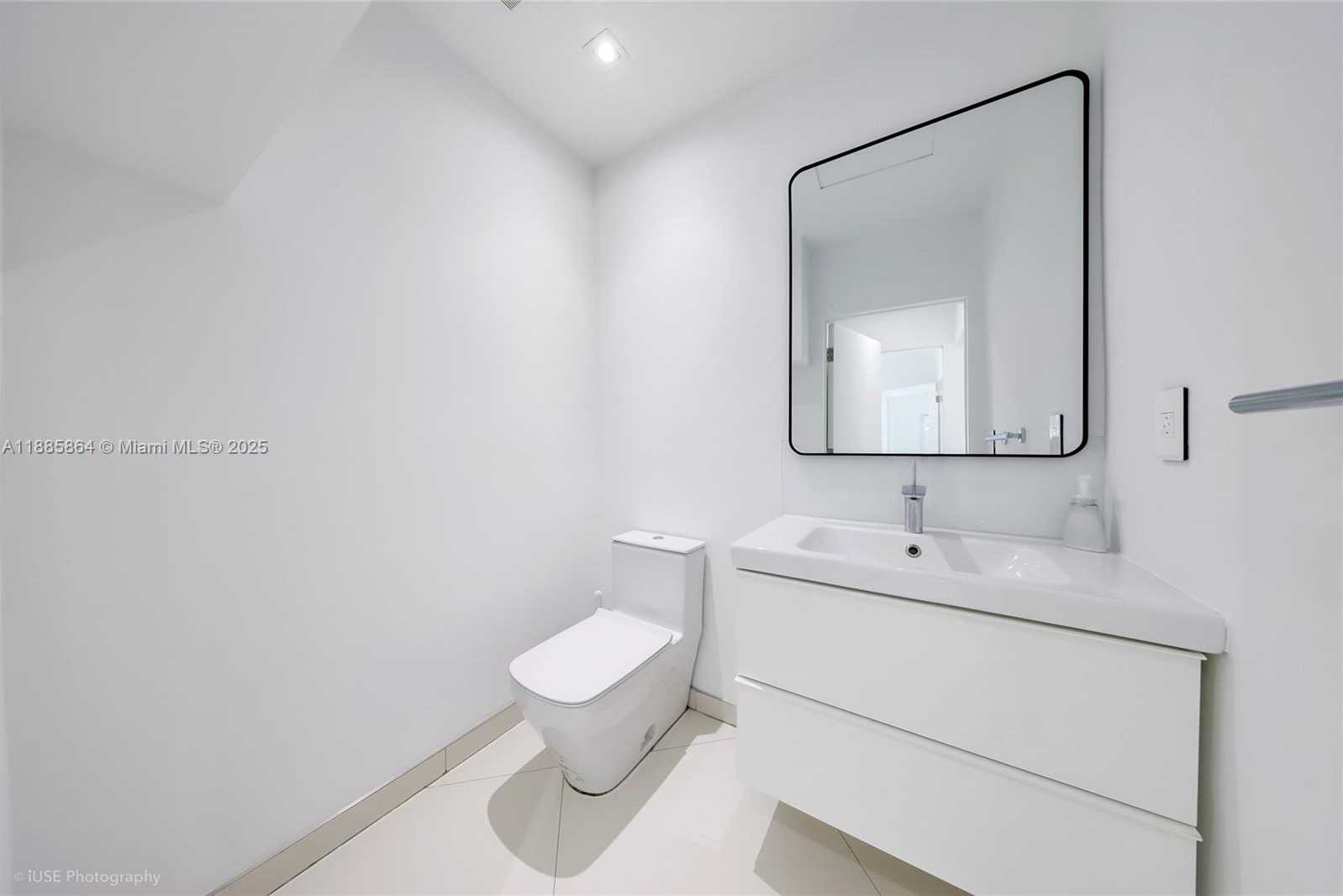 Small Image of 850 NORTH VENETIAN DR, Miami Number 8