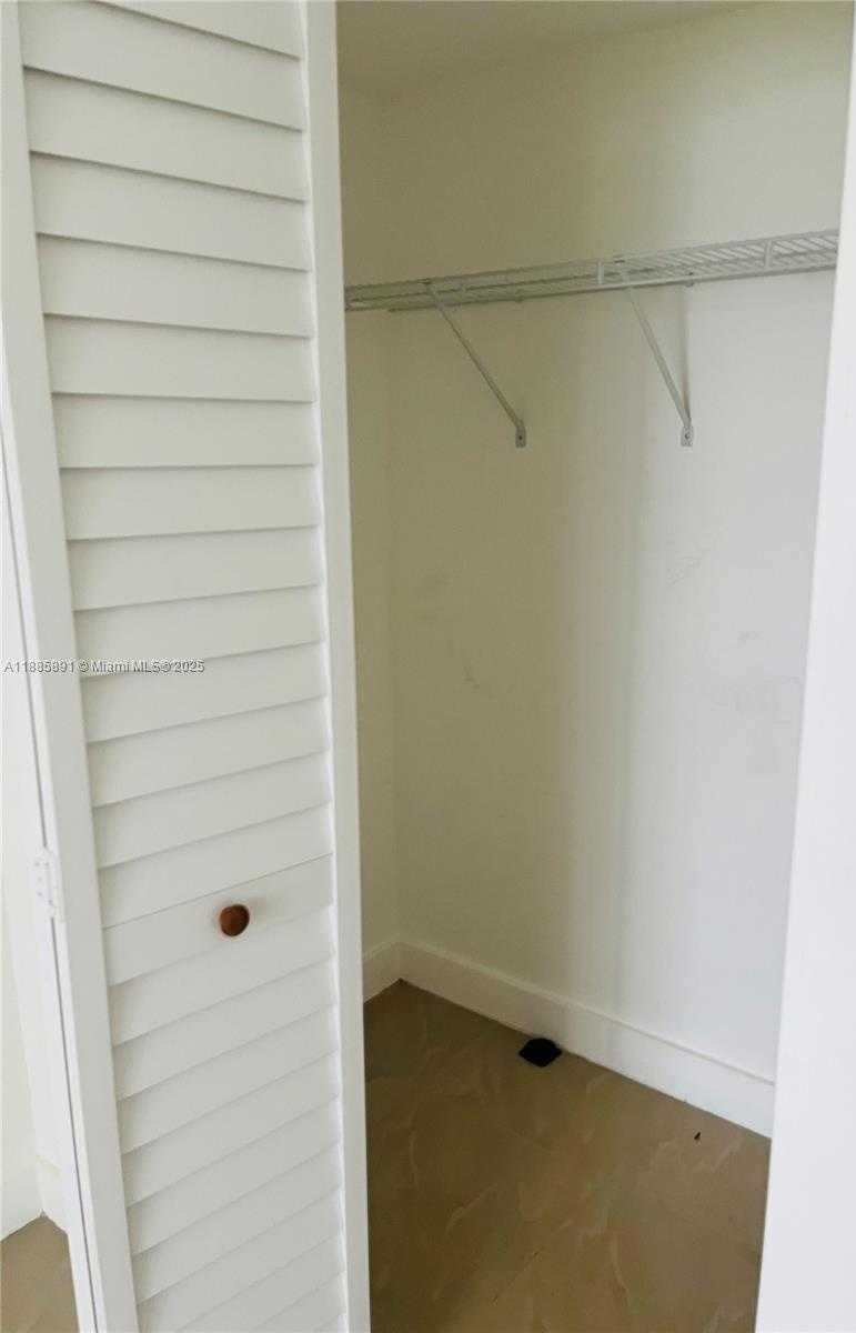 Small Image of 1935 MARSEILLE DR #3, Miami Beach Number 11