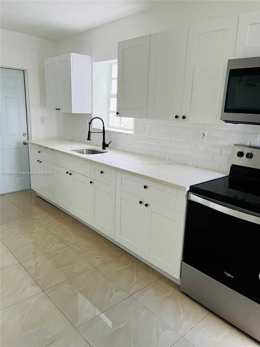 Small Image of 1935 MARSEILLE DR #3, Miami Beach Number 4