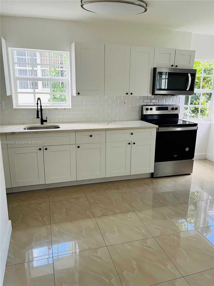 Small Image of 1935 MARSEILLE DR #3, Miami Beach Number 6