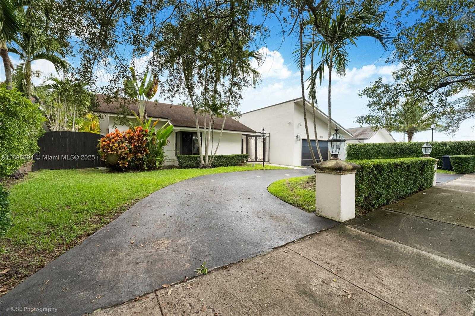 Small Image of 12715 SOUTH WEST 96TH TER, Miami Number 23