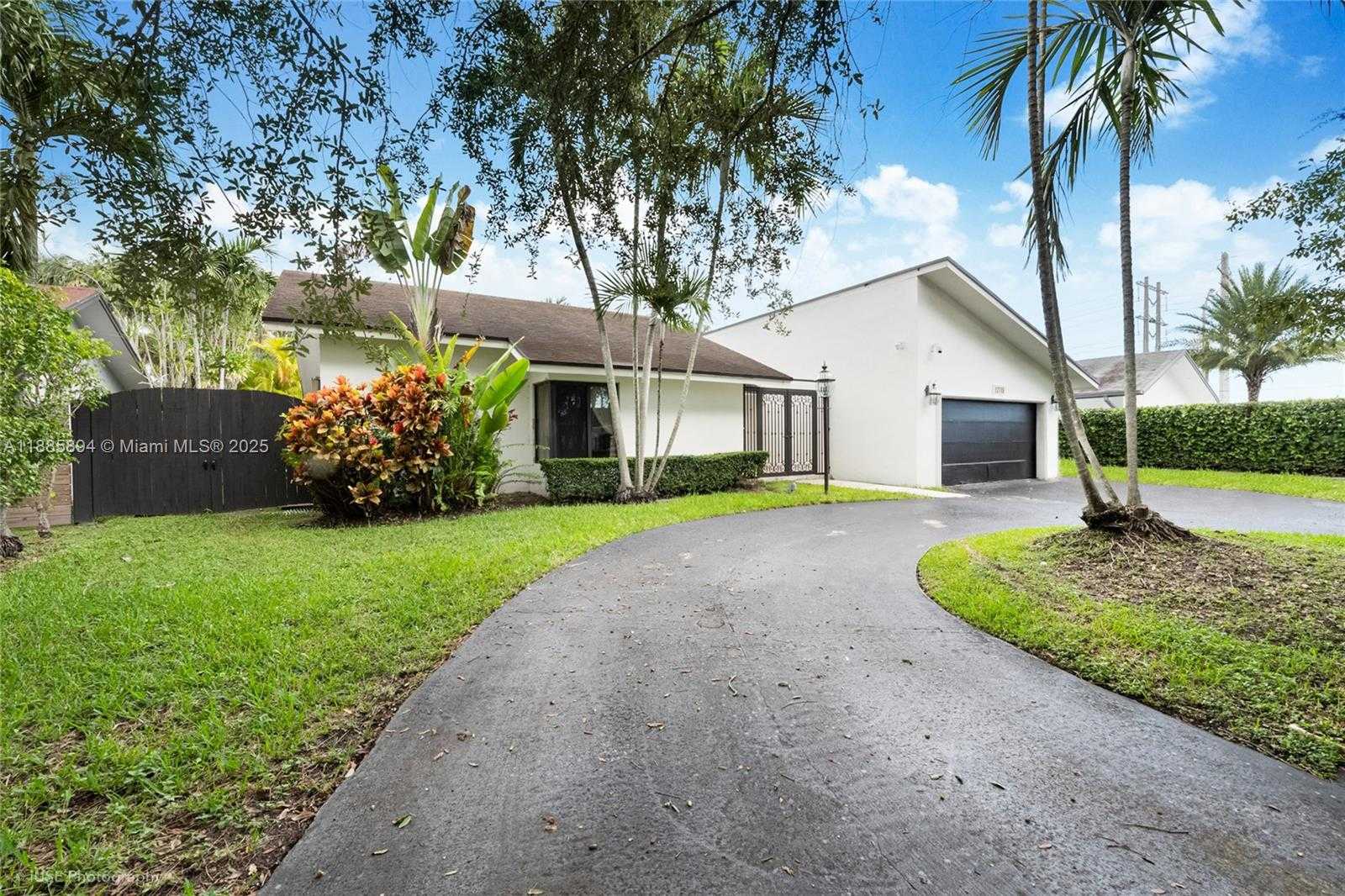 Small Image of 12715 SOUTH WEST 96TH TER, Miami Number 24